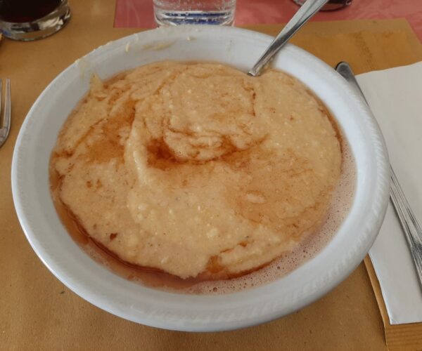 Polenta concia piemontese: ricetta tradizionale, storia e dove gustarla in Piemonte