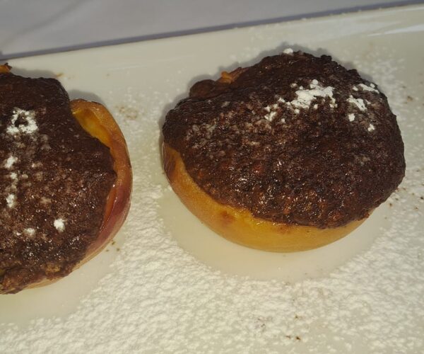 Pesche ripiene alla piemontese: Persi Pien il dolce che racconta il Piemonte