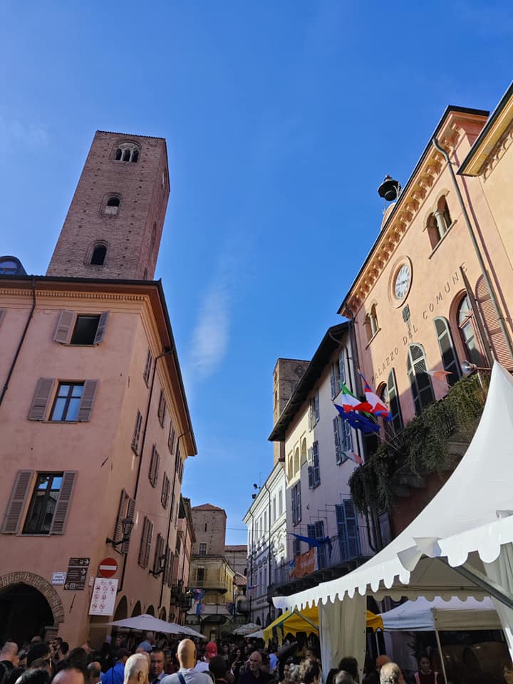 Street food, vino e Medioevo: arriva il Baccanale dei Borghi ad Alba