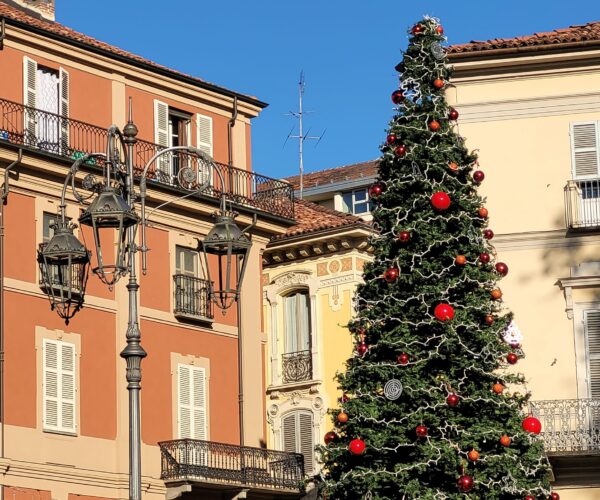 Asti si veste di magia natalizia: torna il grande Mercatino di Natale 2025