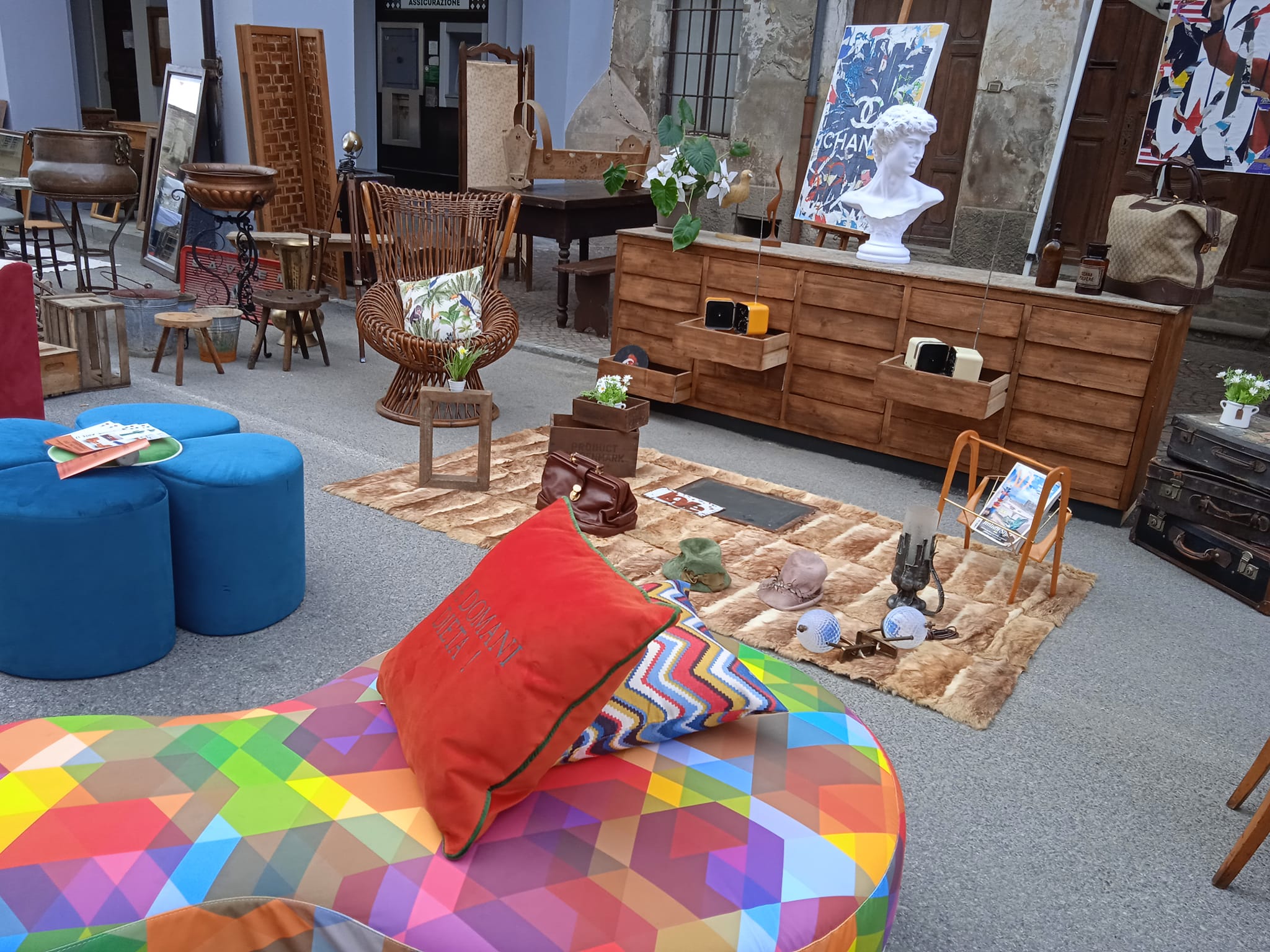 Tesori nascosti e curiosità d’altri tempi: il Mercatino dell’Antiquariato Nicese torna domenica 16 novembre