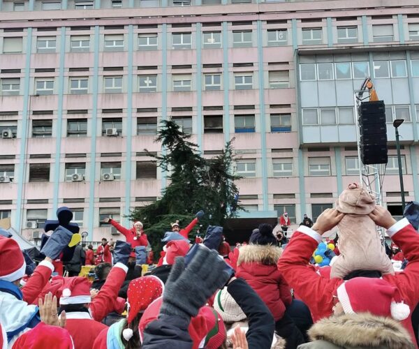 Raduno dei Babbi Natale 2025 a Torino: il 7 dicembre la città si tinge di rosso per i più piccoli