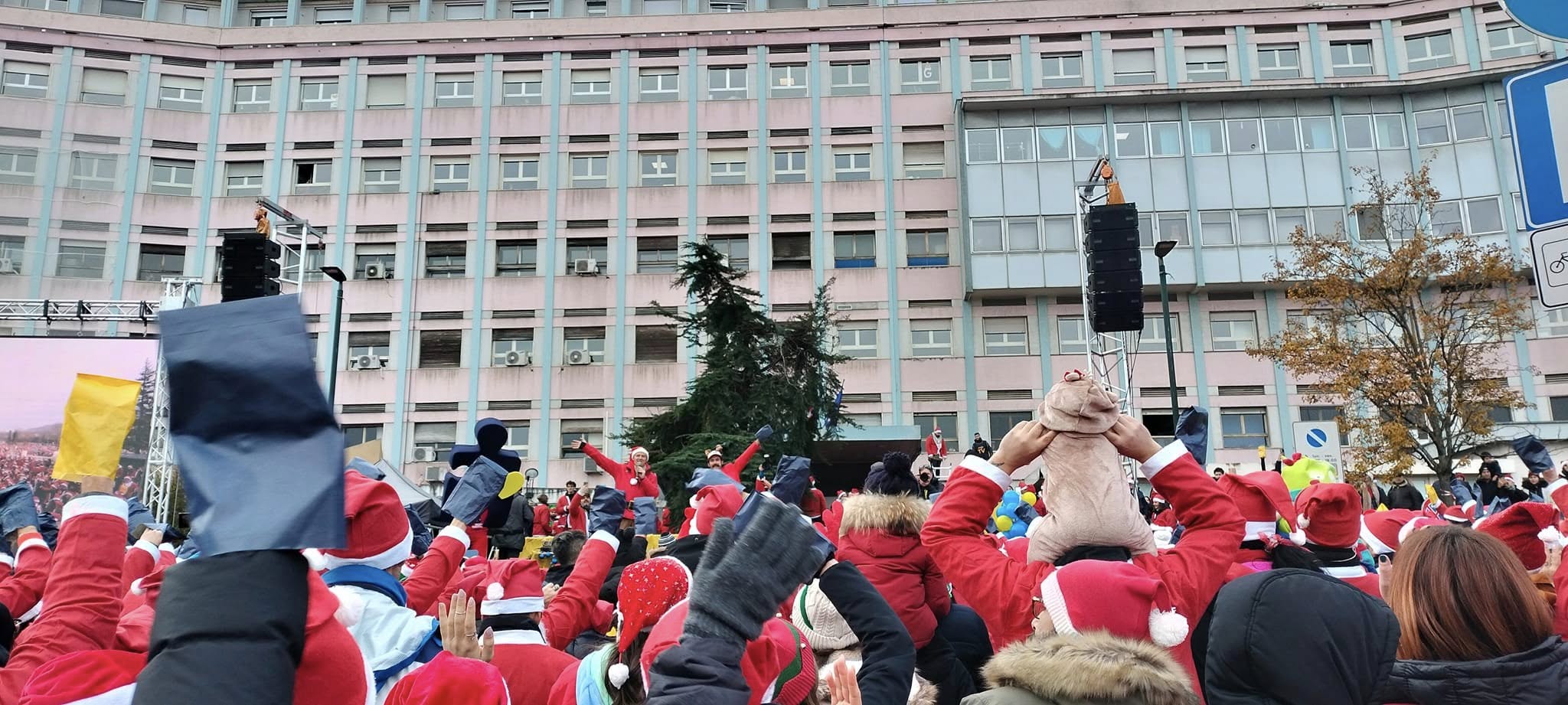 Raduno dei Babbi Natale 2025 a Torino: il 7 dicembre la città si tinge di rosso per i più piccoli