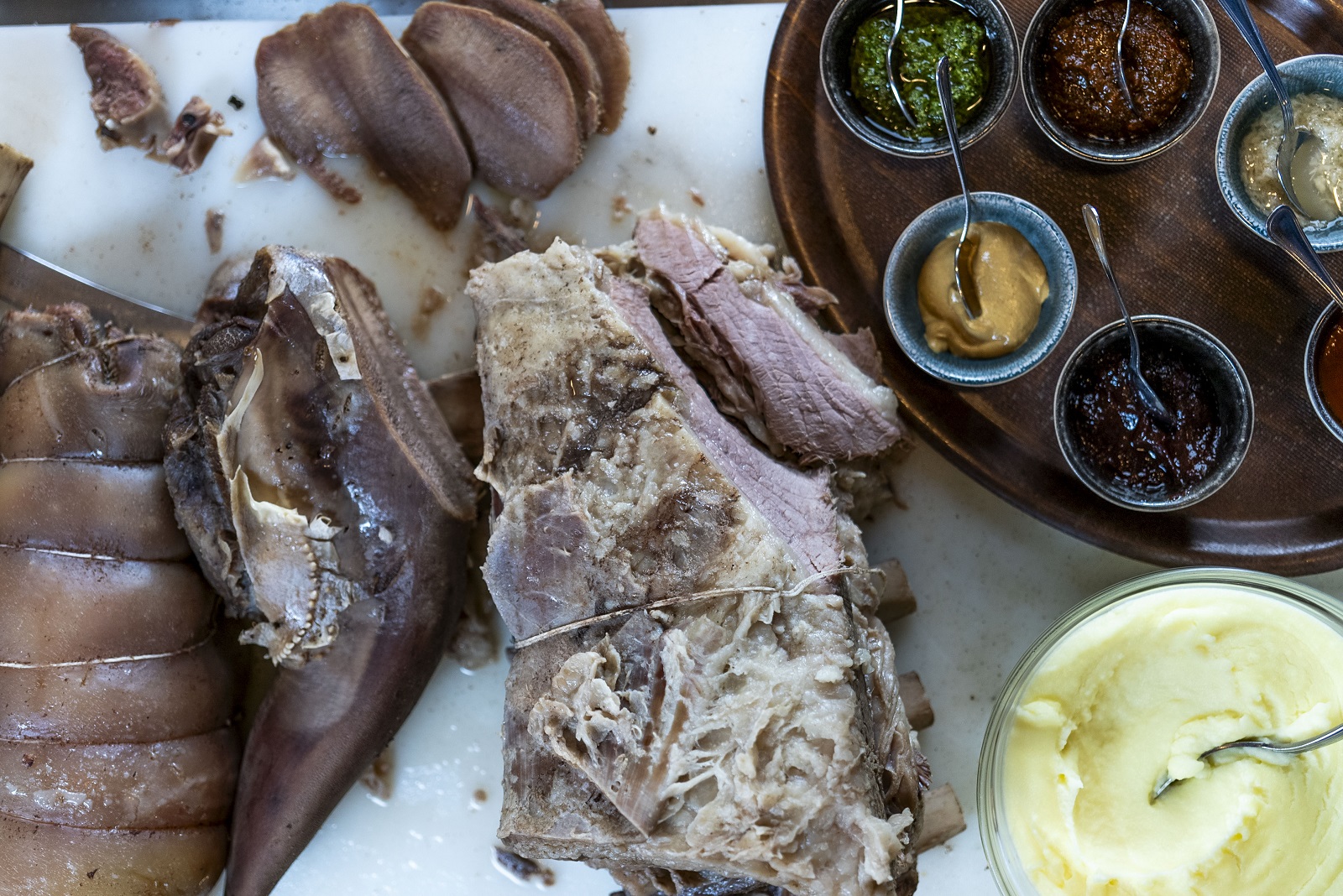 Le sette salse del bollito piemontese: il rituale di Carrù raccontato dal ristorante da Al Bue Grasso