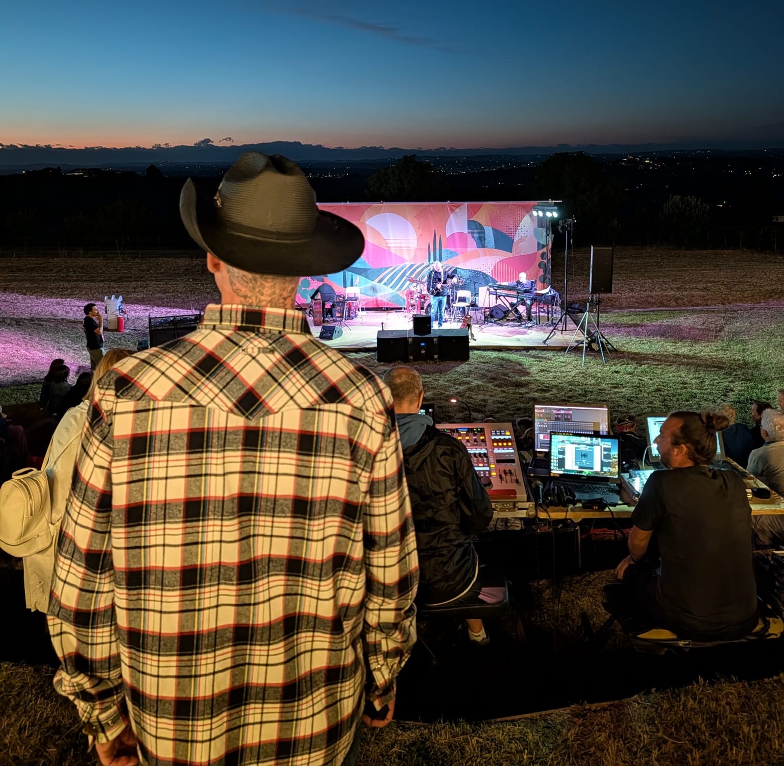 Prima serata al BARBERA SUMMER FESTIVAL 2026: tramonto, vino e la co-direzione di J-Ax
